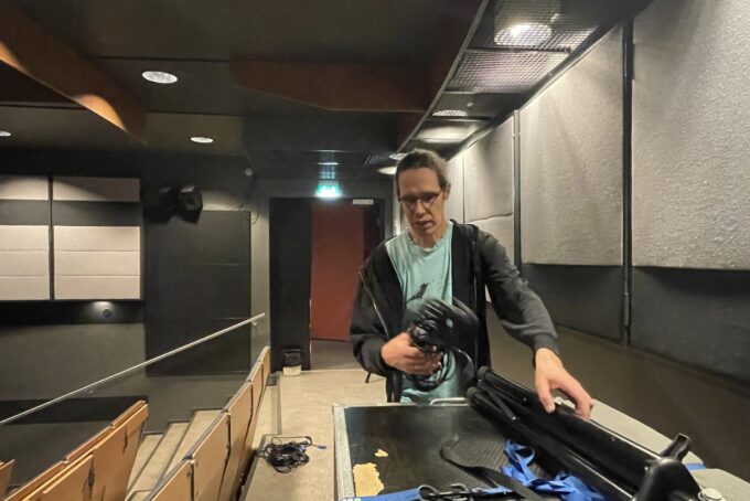 Kino Metson teatterinhoitaja Teemu Kauppi pakkaa tavaroita. Kuva: Elina Hyvärinen